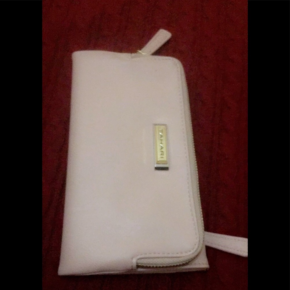 Tahari wallet